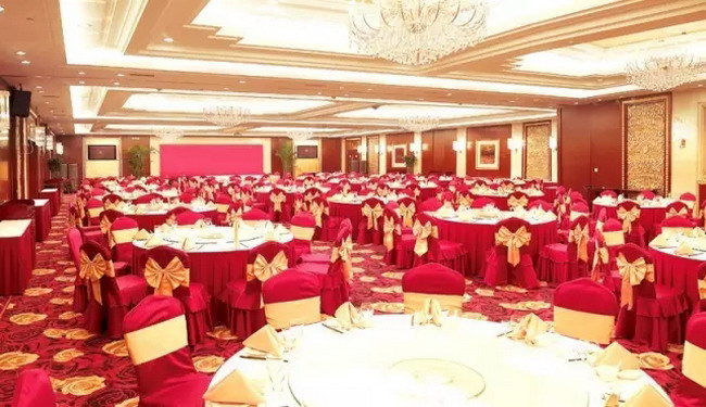 这是关于沈阳宾馆主营业务沈阳草坪婚礼场地和沈阳婚宴场地的图片